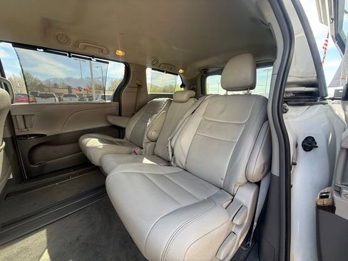 Used 2017 Toyota Sienna XLE image 24