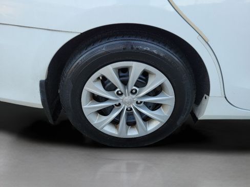 Used 2015 Toyota Camry LE FWD image 29