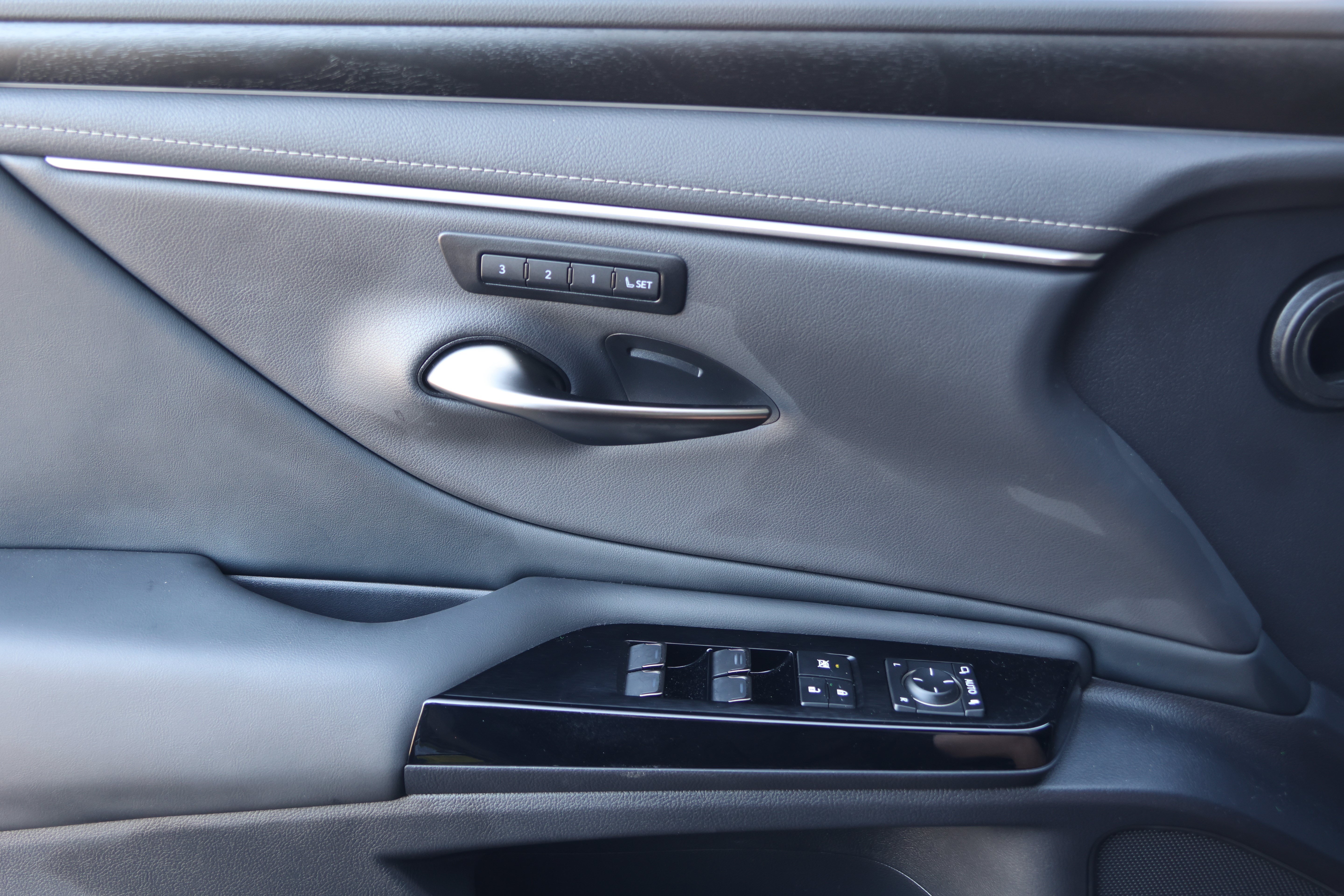 Used 2025 Lexus ES 350 w/ Accessory Package (Z2) FWD image 12