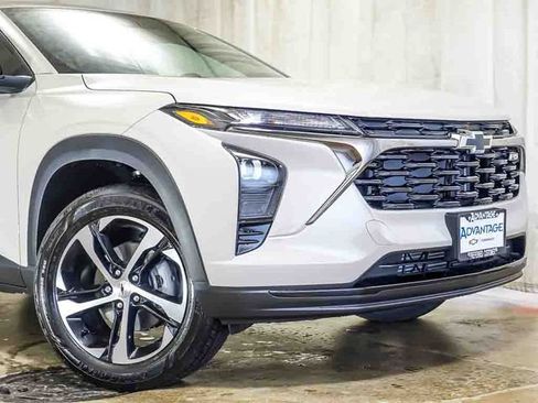 New 2026 Chevrolet Trax RS w/ Driver Confidence Package FWD image 3