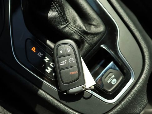 Used 2020 Jeep Cherokee Limited image 27