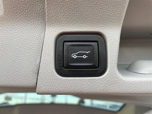 Used 2023 GMC Acadia SLT image 13