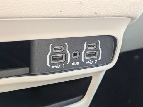 Used 2024 Chrysler Pacifica Limited FWD image 24