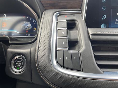 Used 2023 Chevrolet Suburban Premier image 19