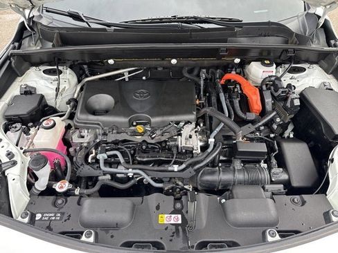 Used 2021 Toyota Venza LE image 2