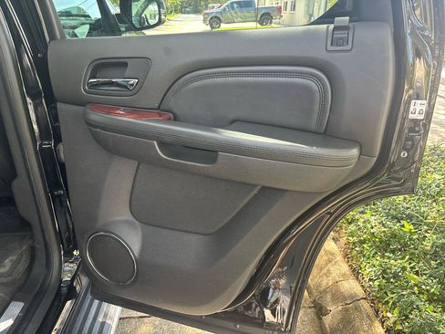 Used 2014 Cadillac Escalade Luxury AWD/4WD image 24