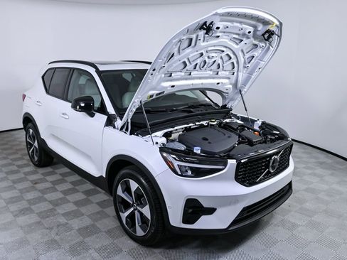 Certified 2025 Volvo XC40 B5 Plus image 35