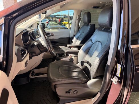 Used 2019 Chrysler Pacifica Touring-L image 33