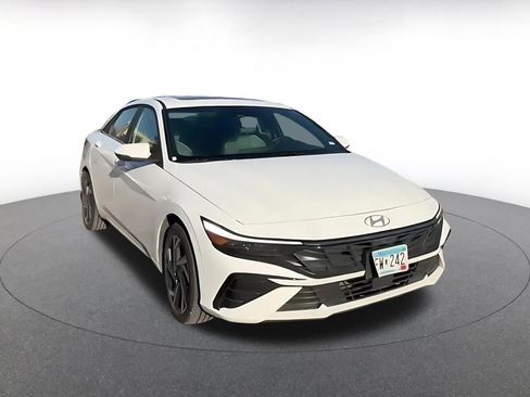 Used 2025 Hyundai Elantra Limited image 3