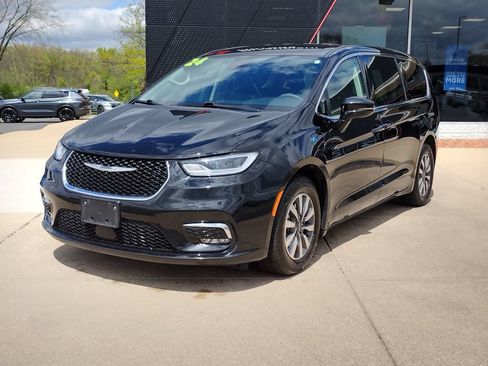 Used 2024 Chrysler Pacifica Limited FWD image 1