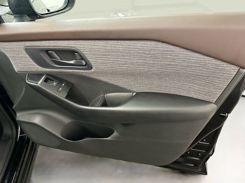 Used 2023 Nissan Rogue S AWD/4WD image 32