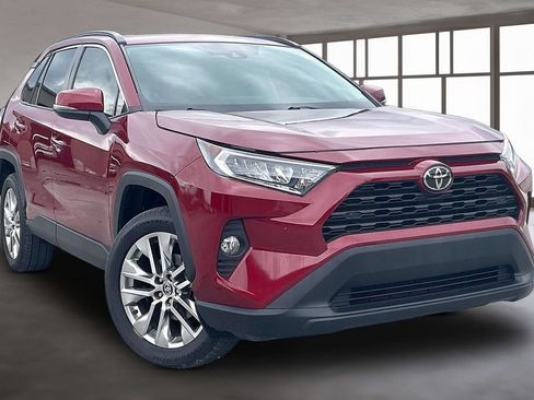 Used 2020 Toyota RAV4 XLE Premium FWD image 3