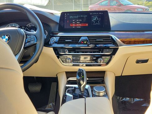Used 2018 BMW 530i xDrive w/ Premium Package image 17