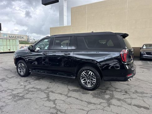 Used 2025 Chevrolet Suburban Z71 image 6