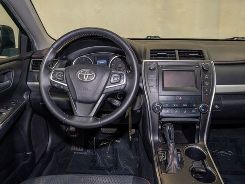 Used 2015 Toyota Camry SE image 2