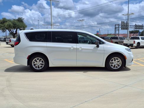 Used 2024 Chrysler Pacifica Touring-L FWD image 4