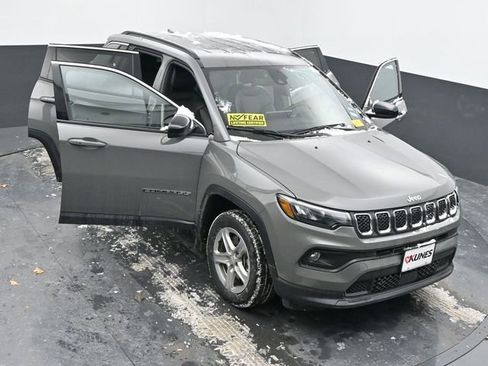 Used 2024 Jeep Compass Latitude image 57
