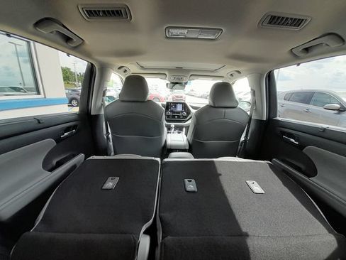 Used 2021 Toyota Highlander XLE AWD/4WD image 49