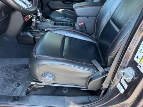 Used 2018 Jeep Wrangler Unlimited Rubicon w/ Dual Top Group AWD/4WD image 19