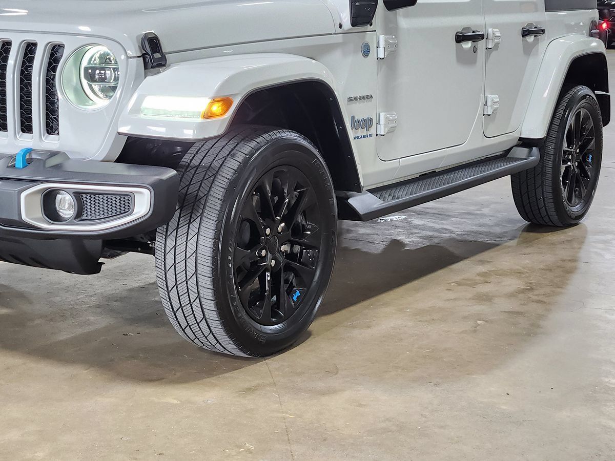 Used 2023 Jeep Wrangler Unlimited Sahara w/ Cold Weather Group AWD/4WD image 17