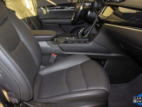 Used 2025 Cadillac XT6 Premium Luxury image 10