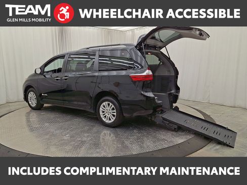 Used 2015 Toyota Sienna XLE w/ XLE Navigation Package image 1