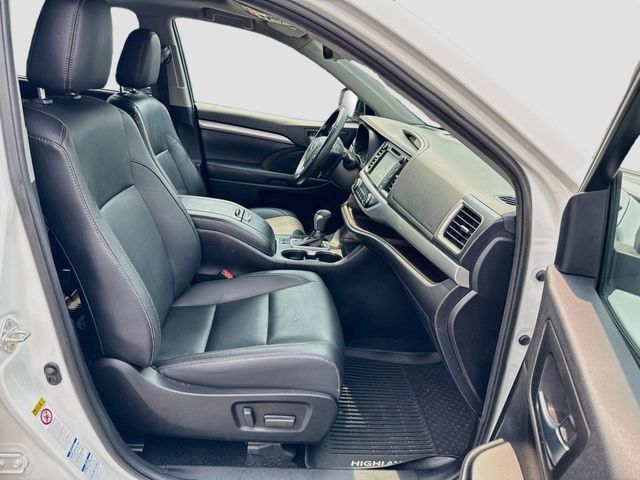 Used 2019 Toyota Highlander XLE AWD/4WD image 38