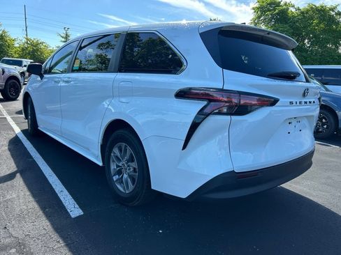 Used 2022 Toyota Sienna LE FWD image 4