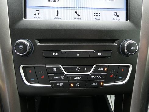 Used 2018 Ford Fusion SE w/ Fusion SE Technology Package FWD image 19