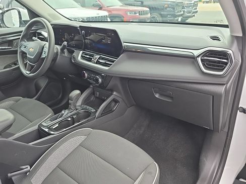 Used 2025 Chevrolet TrailBlazer LT w/ Driver Confidence Package AWD/4WD image 38