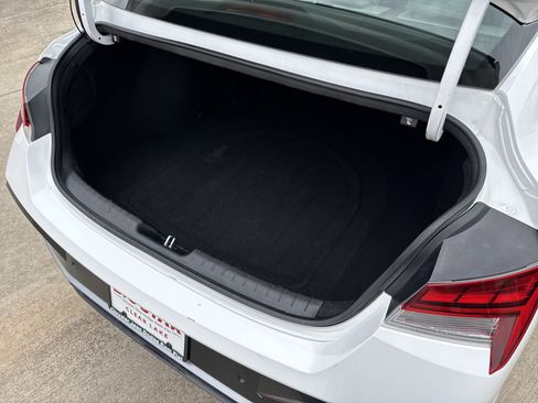 Used 2024 Hyundai Elantra Limited image 31