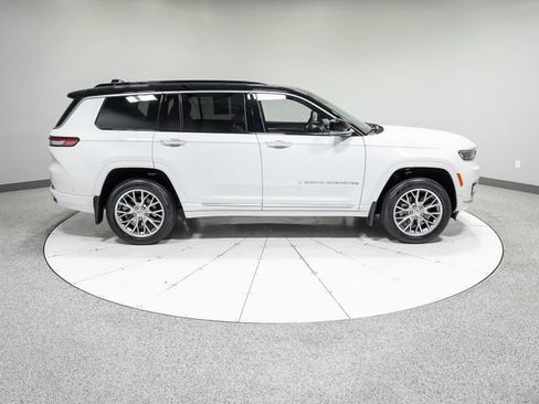 Used 2025 Jeep Grand Cherokee L Summit w/ Luxury Tech Group V AWD/4WD image 36