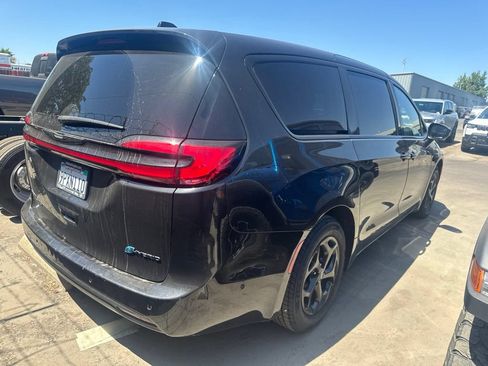 Used 2023 Chrysler Pacifica Touring-L w/ Uconnect Theater Family Group FWD image 3