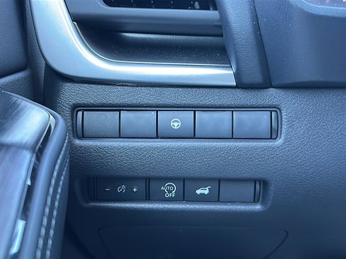 Certified 2025 Nissan Rogue SV image 35