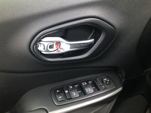 Used 2021 Jeep Cherokee Latitude AWD/4WD image 13