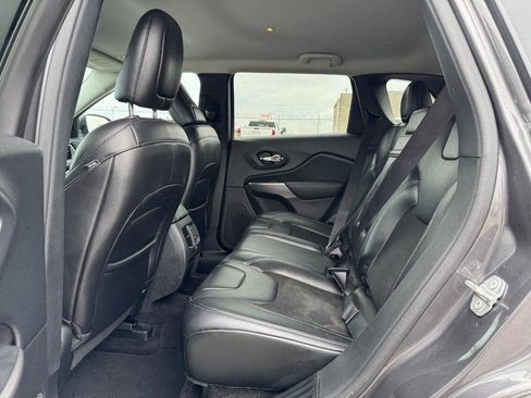 Used 2019 Jeep Cherokee Latitude Plus image 12