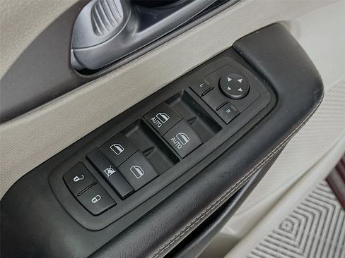 Used 2023 Chrysler Pacifica Touring-L FWD image 20