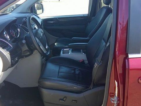 Used 2016 Chrysler Town & Country Touring FWD image 5