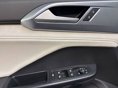 Certified 2025 Volkswagen Taos SE w/ Panoramic Sunroof Package image 12