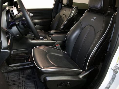 Used 2025 Chrysler Pacifica Limited image 4