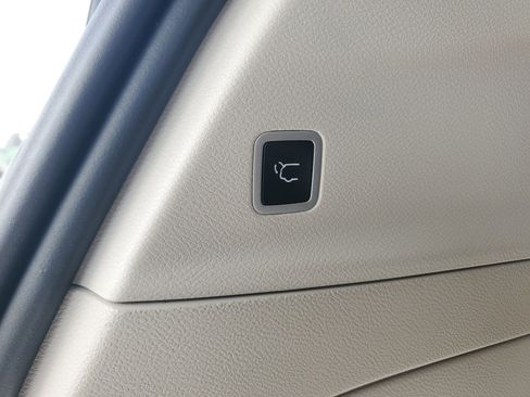 Used 2023 Chrysler Pacifica Limited w/ Uconnect Theater Family Group image 19