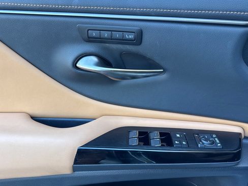 Used 2025 Lexus ES 350 w/ Premium Package FWD image 12