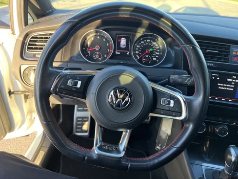 Used 2017 Volkswagen Golf S image 17