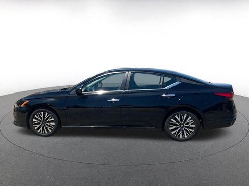 Used 2025 Nissan Altima 2.5 SV FWD image 9