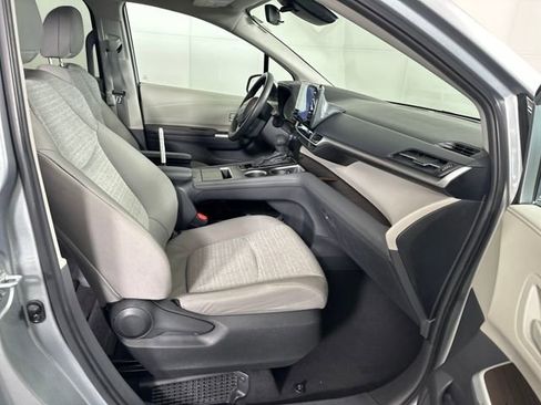Used 2024 Toyota Sienna LE image 28