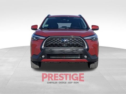 Used 2023 Toyota Corolla Cross XLE image 3