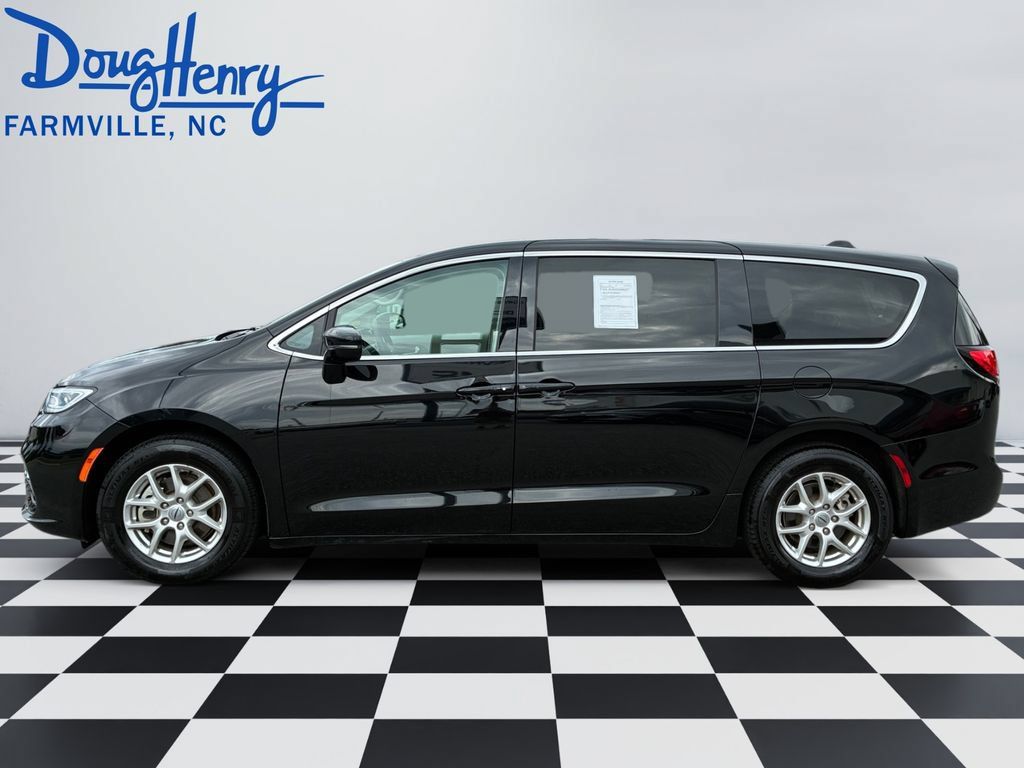 Used 2024 Chrysler Pacifica Touring-L FWD image 2