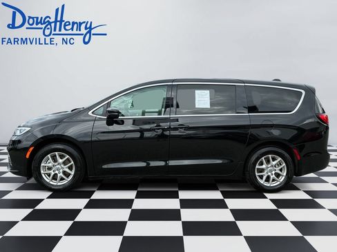 Used 2024 Chrysler Pacifica Touring-L FWD image 2