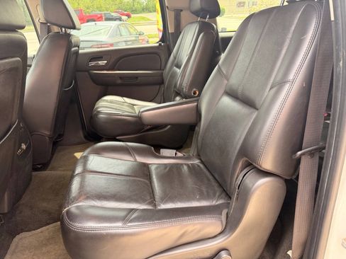 Used 2007 Chevrolet Suburban LT w/ LT Preferred Equipment Group AWD/4WD image 13