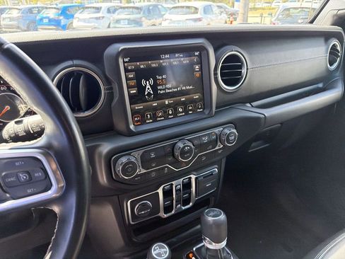 Used 2019 Jeep Wrangler Unlimited Sahara image 22